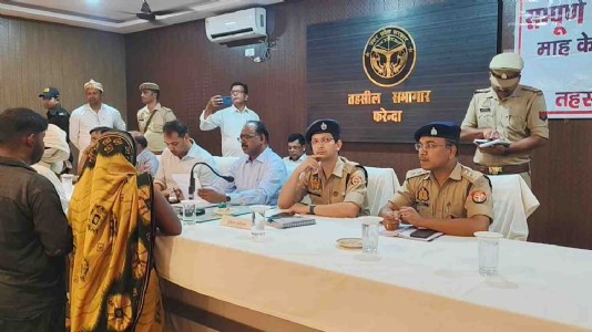 Maharajganj News : समाधान दिवस में उमड़ी फरियादियों की भीड़! DM-SP ने मौके पर ही निपटाईं कई शिकायतें