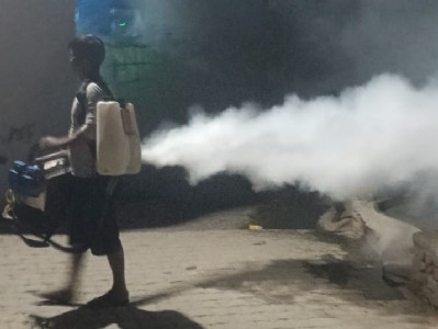 Maharajganj News : मच्छरों का आतंक! धुआं जलाकर रात गुजार रहे लोग, नगर पंचायत पर उठे सवाल