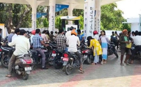 Maharajganj News : तेल के लिए जंग जैसे हालात, लाइन में बार-बार लग रहे वाहन ! प्रशासन परेशान