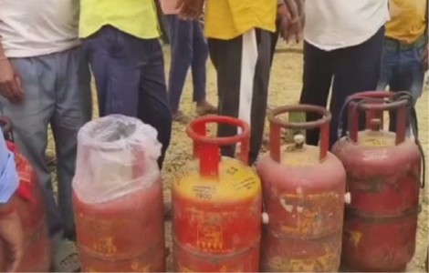 Maharajganj News : रात भर कतार में फिर भी खाली हाथ ! 1000 से ज्यादा सिलेंडर आने के बाद भी क्यों परेशान हैं लोग?