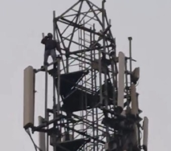 Maharajganj News : पंजाब गई पत्नी, गुस्से में टावर पर चढ़ा पति! घंटों चला हाई वोल्टेज ड्रामा