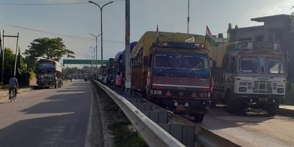 Maharajganj News : सड़क बन गयी ट्रक पार्किंग ! सोनौली बॉर्डर पर बिगड़े हालात