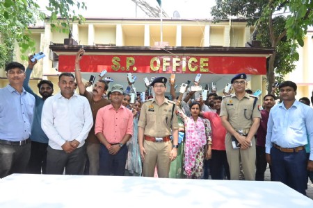 Maharajganj News : खोए मोबाइलों का बड़ा खुलासा: पुलिस ने एक झटके में बरामद किए 101 फोन, 30 लाख की रिकवरी