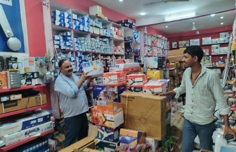 Maharajganj News : गर्मी ने बदला खरीदारी का ट्रेंड ! अब कम बिजली वाले पंखों की होड़