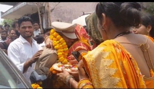 Maharajganj News : गाँव का बेटा बना अफसर ! CRPF में असिस्टेंट कमांडेंट बने नवनीत मिश्रा का भव्य स्वागत
