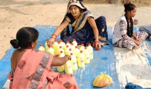 Maharajganj News : महराजगंज में 'स्वास्थ्य सखी' बनीं जागरूकता की मिसाल, गांव-गांव दे रहीं सेहत का संदेश