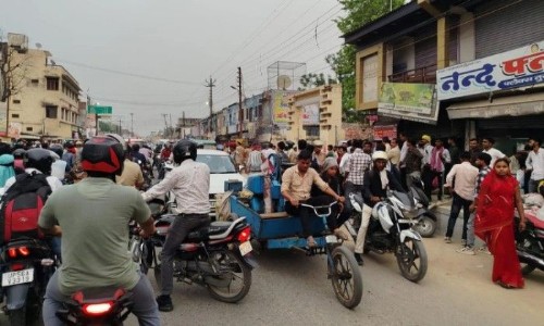 Maharajganj News : भीड़ के आगे बेबस ट्रैफिक सिस्टम, 25 मिनट तक थमी रही रफ्तार