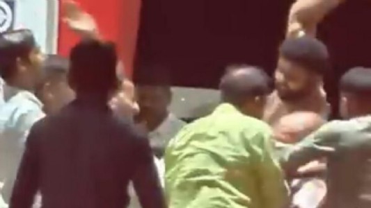 Maharajganj News : पेट्रोल पंप पर बवाल! बरातियों की पिटाई का वीडियो वायरल, सच क्या है?