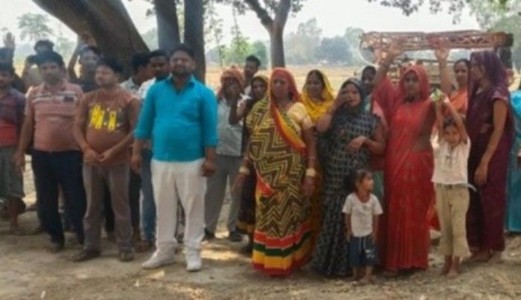 Maharajganj News : काली मंदिर के पास पानी टंकी निर्माण पर बवाल, खलिहान की जमीन को लेकर भड़के ग्रामीण