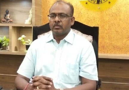 Maharajganj News : सीएम डैशबोर्ड समीक्षा में डीएम सख्त, बी-सी ग्रेड योजनाओं पर सुधार के निर्देश