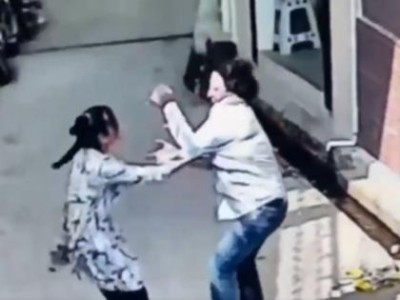 Gorakhpur News : ग्राहक बनकर आए लुटेरे! 18 साल की बेटी ने शेरनी बनकर पलट दिया खेल