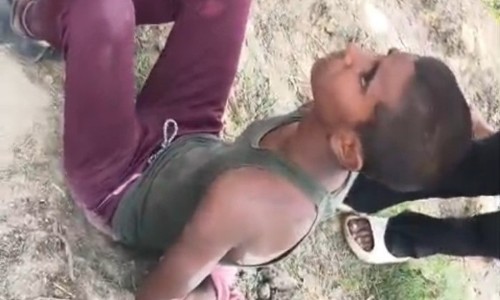 Maharajganj News : आम तोड़ने की ऐसी ‘सजा’! बच्चे को पेड़ से बांधकर पीटा, VIDEO वायरल