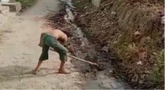 Maharajganj News : प्रशासन सोता रहा, गांव ने उठाया जिम्मा! चंदा जुटाकर खुद करवाया ये काम