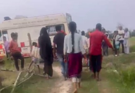 Maharajganj News : एम्बुलेंस तो पहुंची, लेकिन सड़क नहीं! मरीज को ऐसे पहुंचाया गया