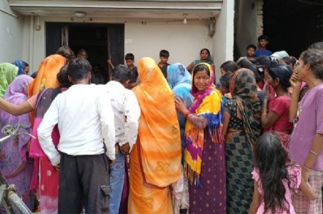 Maharajganj News : माँ को बचाने गया बेटा, खुद भी चला गया : एक झटके में यूँ उजड़ा परिवार