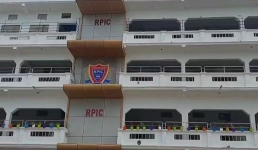 Success Story : गांव से निकली चमक! कैसे एक स्कूल बना जिले की शिक्षा का 'मॉडल'?