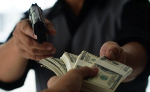 Maharajganj News : दिनदहाड़े वार, फिर भी बच निकला शिकार! ग्रामीणों ने ऐसे दबोचा आरोपी