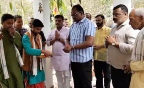 Maharajganj News : हनुमान मंदिर में प्राण प्रतिष्ठा में शामिल हुए डीएम, किसानों से की ये अपील