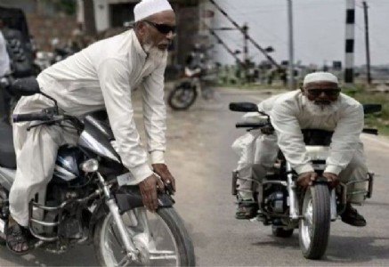 Stunt By Old Man : सड़क बनी स्टंट का मैदान, बुजुर्ग मौलाना का खतरनाक स्टंट कैमरे में कैद