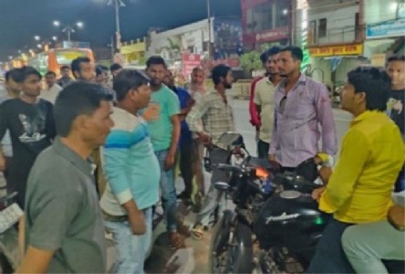 Maharajganj News : बिना इंडिकेटर दिए मोड़ी गाड़ी! फिर जो हुआ उसने रोक दिया ट्रैफिक