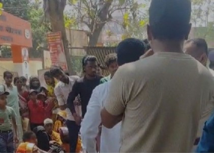 Maharajganj News : आधार की मार से उबल पड़ा गुस्सा, तपती धूप में सड़क जाम कर बैठे ग्रामीण