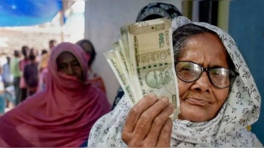 Maharajganj News : अब आधार नहीं चलेगा! वृद्धावस्था पेंशन के नियम बदले, उम्र साबित करना हुआ मुश्किल