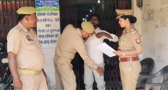 Maharajganj News : बैंकों में अचानक छापेमारी जैसी चेकिंग ! इलाके में हड़कंप