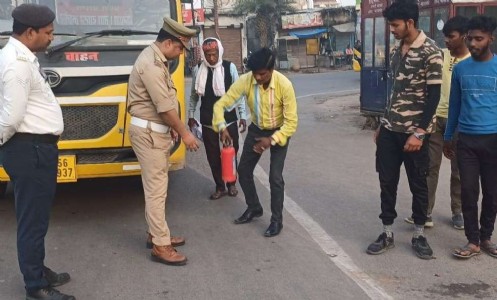 Maharajganj News : सड़क पर दौड़ रही बच्चों की 'असुरक्षित बसें', 9 वाहनों पर कार्रवाई