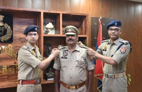 Maharajganj News : ईमानदारी से रहे थे अपनी ड्यूटी, कन्धों पर चमक उठे स्टार