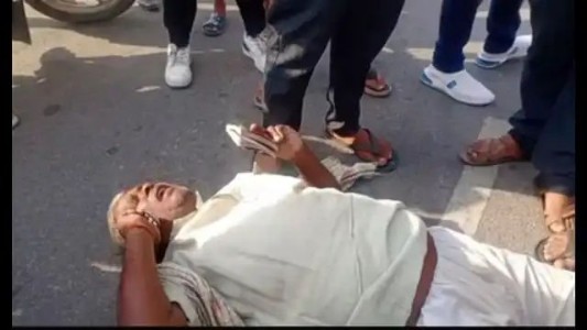 Maharajganj News : 5 लीटर डीजल के लिए सड़क पर लेटा बुजुर्ग, फिर शुरू हुआ पंप पर हंगामा