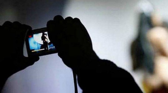 Maharajganj News : इंस्टाग्राम पर वायरल हुई महिला की अश्लील तस्वीर, फिर रास्ते में जो हुआ...