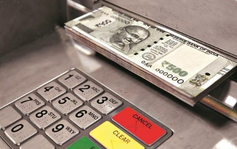 Maharajganj News : सिलेंडर और पेट्रोल के बाद अब कैश संकट! ATM के बाहर भटक रहे लोग