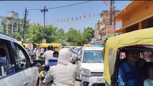 Maharajganj News : फरेंदा में जाम का जंजाल, घंटों सड़क पर धूप में रेंगते रहे वाहन