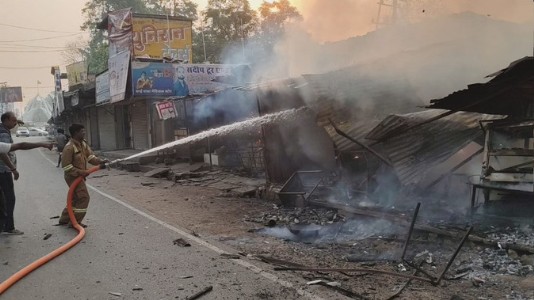 Gorakhpur News : मंगलवार की सुबह-सुबह गूंजे धमाके! आखिर कैसे चाय की दुकान बनी आग का गोला