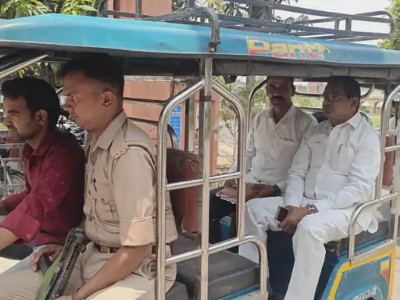 Maharajganj News : ऊर्जा बचाने के लिए टैक्सी से पहुंचे विधायक जय मंगल कन्नौजिया, लोगों से की ईंधन बचत की अपील