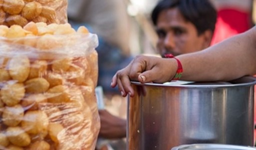 Maharajganj News : पहले खाई चाट, फिर करने लगे ये हरकत ! ठूठीबारी में हैरान करने वाला मामला
