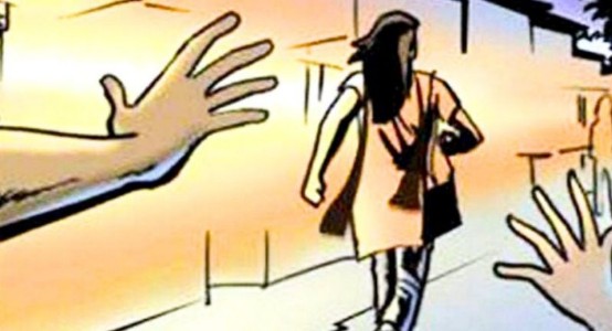 Maharajganj News : नंबर देने की जिद में युवक ने पकड़ा हाथ, विरोध पर बनाया वीडियो