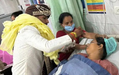 Gorakhpur News : ICU में लेटी थी दुल्हन, अचानक अस्पताल पहुंची बारात... आगे जो हुआ उसने सबको रुला दिया