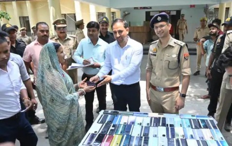 Maharajganj News : 30 लाख के 101 मोबाइल बरामद, महराजगंज पुलिस ने लोगों के चेहरों पर लौटाई मुस्कान