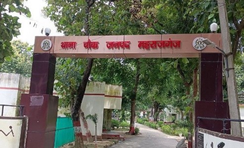 Maharajganj News : पुलिस ने समझाया, फिर भी नहीं माने... थाना गेट पर हुआ बड़ा बवाल