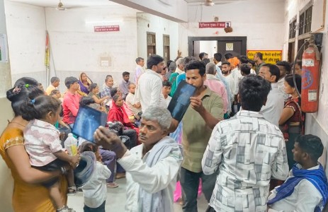Maharajganj News : एक मशीन और सैकड़ों मरीज! सुबह से लाइन में खड़े होने के बाद भी नहीं आया नंबर