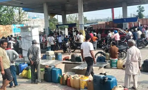 Maharajganj News : खेत तैयार करने का समय...गैलन लेकर लाइन में खड़े किसान, फिर भी नहीं मिल रहा डीजल!
