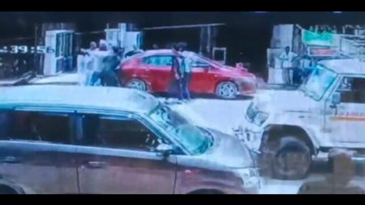 Maharajganj News : परतावल में दिनदहाड़े युवक पर टूट पड़े हमलावर, वायरल वीडियो ने बढ़ाई सनसनी