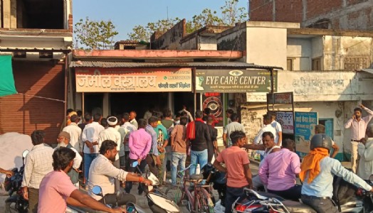 Maharajganj News : शॉर्ट सर्किट से धधकी कपड़े की दुकान, देखते ही देखते लाखों का सामान राख