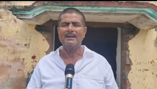 Maharajganj News : कागजों में ‘मृत’ हुआ जिंदा बुजुर्ग, पेंशन के लिए दफ्तर-दफ्तर भटक रहे कृष्णदेव