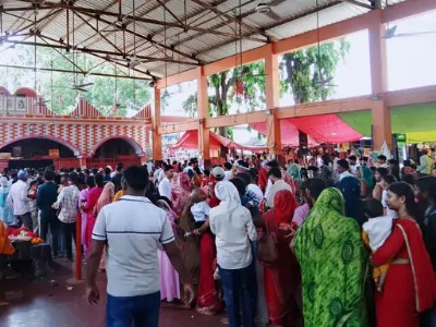 Maharajganj News : लेहड़ा देवी मंदिर में उमड़ा आस्था का सैलाब, एक किलोमीटर तक लगा जाम