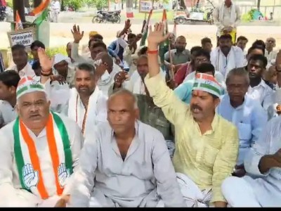 Maharajganj Politics : पेट्रोल-डीजल के दाम बढ़े तो भड़की कांग्रेस, कलक्ट्रेट में किया विरोध प्रदर्शन