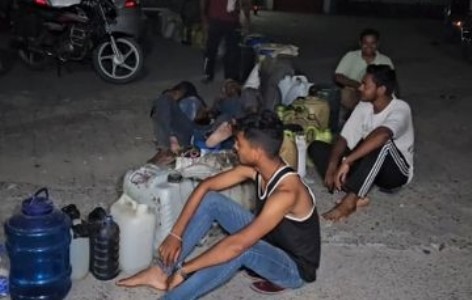 Maharajganj News : मच्छरदानी लगाकर पंप परिसर में सो रहे किसान, ताकि उन्हें डीजल मिल सके