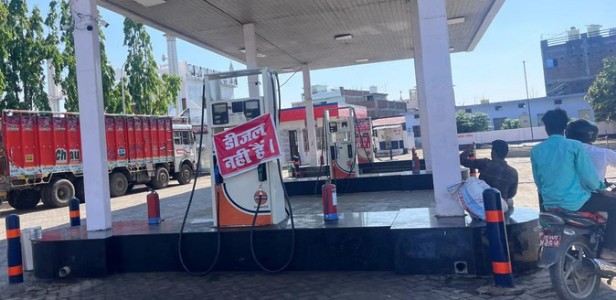 Maharajganj News : ईंधन संकट से हाहाकार! पेट्रोल-डीजल गायब, तेल के लिए दर-दर भटकते लोग