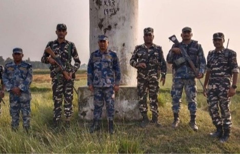 Maharajganj News : नो मेंस लैंड में अचानक हलचल, SSB-APF का संयुक्त गश्त अभियान
